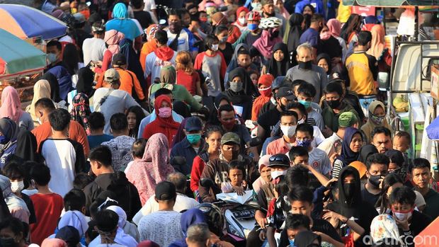 Warga padati kawasan Kanal Banjir Timur, Minggu (21/6) pagi ini. Beragam aktivitas dilakukan warga mulai dari olahraga hingga isi waktu luang bersama keluarga.