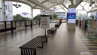 Dari pantauan detikcom di Stasiun MRT Blok M, Jakarta Selatan, Minggu (21/6/2020), stasiun terlihat sangat lengang dan sepi. Tak banyak orang yang mendatangi stasiun untuk menggunakan MRT. Antrean pun sama sekali tak terlihat di loket ataupun pemeriksaan pada pintu masuk. Masuk ke peron, keadaan yang tak jauh berbeda ditemui detikcom. Keadaan sangat sepi dan lengang, bahkan penumpang yang menunggu kereta MRT datang pun bisa dihitung jari.