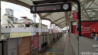 Masalah protokol kesehatan dan jaga jarak sosial, pihak MRT Jakarta sendiri sudah membuat beragam tanda atau rambu bagi para penumpang. Baik di stasiun maupun di dalam kereta.