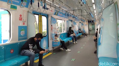 Potret Sepinya Naik MRT Jakarta di Hari Libur