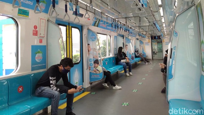Potret Sepinya Naik MRT Jakarta di Hari Libur MRT jadi salah satu transportasi yang kerap digunakan warga untuk beraktivitas di akhir pekan. Namun, pandemi COVID-19 membuat MRT tampak sepi.