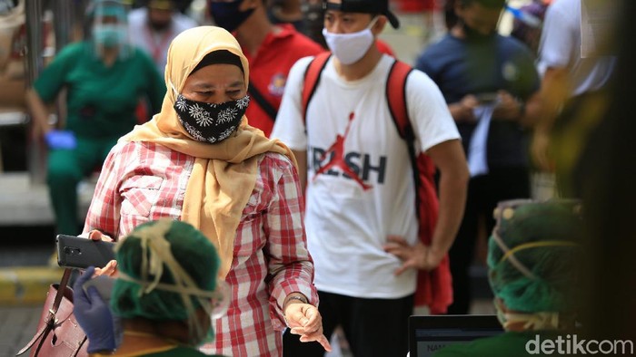 Ratusan Warga Tanah Abang Jalani Tes Swab Massal Ratusan warga di kawasan Tanah Abang mengikuti tes swab massal. Tes itu diselenggarakan sebagai salah satu upaya pendeteksian dini virus Corona.
