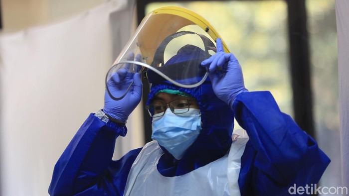 Ratusan Warga Tanah Abang Jalani Tes Swab Massal Ratusan warga di kawasan Tanah Abang mengikuti tes swab massal. Tes itu diselenggarakan sebagai salah satu upaya pendeteksian dini virus Corona.