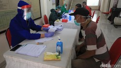 Ratusan warga di kawasan Tanah Abang mengikuti tes swab massal. Tes itu diselenggarakan sebagai salah satu upaya pendeteksian dini virus Corona.