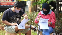 Ratusan warga di kawasan Tanah Abang mengikuti tes swab massal. Tes itu diselenggarakan sebagai salah satu upaya pendeteksian dini virus Corona.