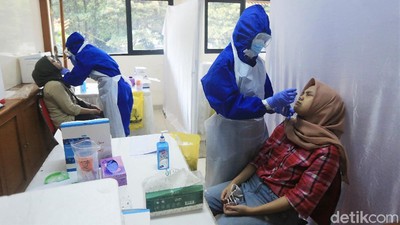 Ratusan Warga Tanah Abang Jalani Tes Swab Massal