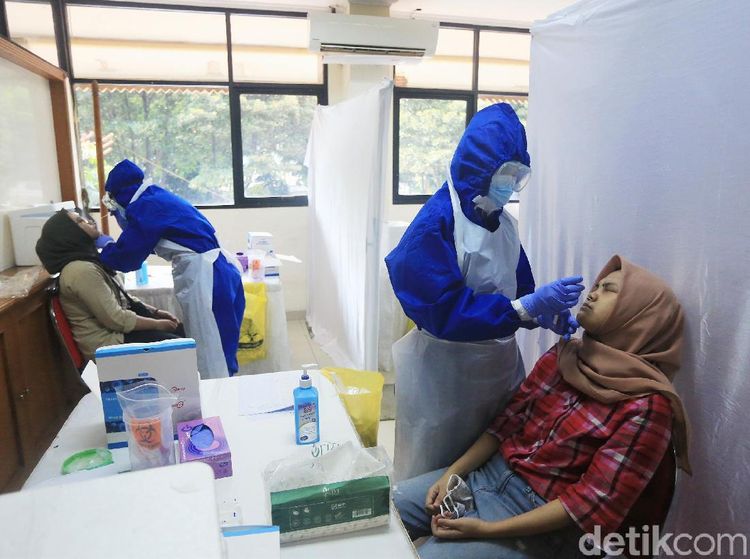 Ratusan Warga Tanah Abang Jalani Tes Swab Massal