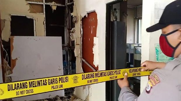 Ruangan pelayanan Kantor Bea Cukai Ambon terbakar. (Foto: Muslimin Abbas/detikcom)