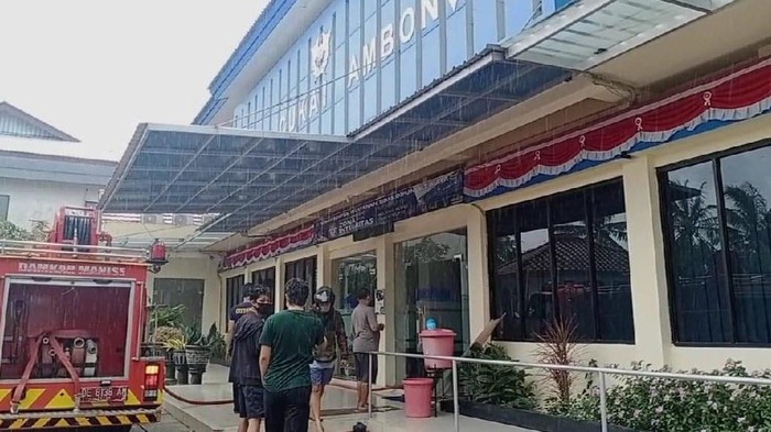 Ruangan pelayanan Kantor Bea Cukai Ambon terbakar. (Foto: Muslimin Abbas/detikcom)