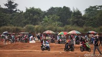 Sejumlah pedagang juga tampak menjajakan berbagai makanan di kawasan lapangan Tanah Merah yang berada di Depok tersebut.