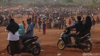 Selain itu, beragamnya pedagang makanan yang berjualan di kawasan lapangan Tanah Merah membuat sejumlah warga kerap datang ke sana untuk berburu kuliner bersama keluarga. 