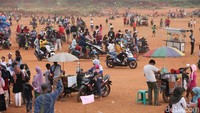 Sejumlah pedagang tampak menjajakan beragam makanan di kawasan lapangan Tanah Merah yang ramai oleh warga. 