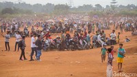 Selain bermain layang-layang, tak sedikit pula warga yang datang untuk sekadar nongkrong di kawasan tersebut.
