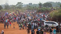 Sejumlah warga beraktivitas di kawasan lapangan Tanah Merah yang berada di Depok, Jawa Barat, Minggu (21/6/2020).
