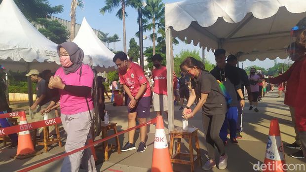 Suasana masyarakat yang mengantre di pintu masuk Ring Road kawasan GBK, Minggu (21/6/2020) pagi.