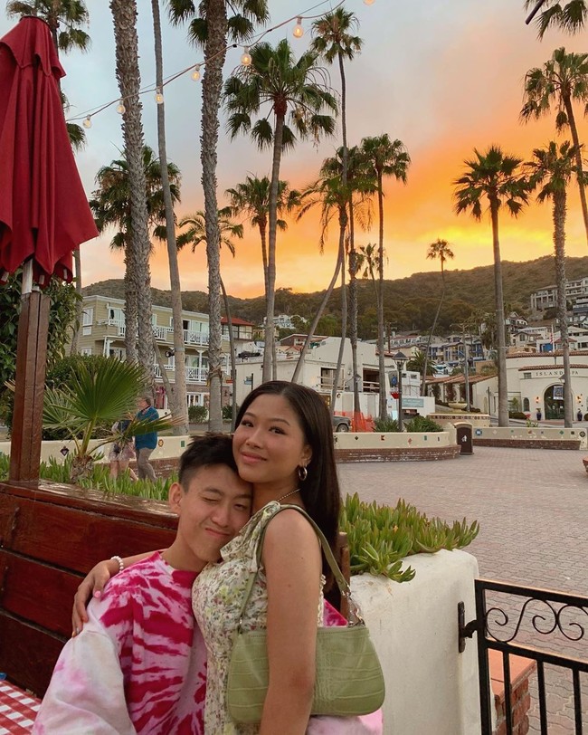 Rich brian menemukan sang kekasih di barisan depan sedang menonton konsernya. Sempat menyatakan kekaguman di akun Twitter, gayung bersambut ketika wanita bernama Vanntey Heng tersebut menghubungi Brian. Kisah pacaran Rich Brian dan Vanntey Heng pun bikin iri penggemar. Foto: Instagram @vannteyy