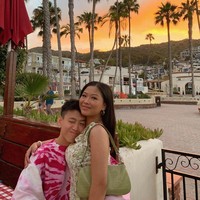 Rich brian menemukan sang kekasih di barisan depan sedang menonton konsernya. Sempat menyatakan kekaguman di akun Twitter, gayung bersambut ketika wanita bernama Vanntey Heng tersebut menghubungi Brian. Kisah pacaran Rich Brian dan Vanntey Heng pun bikin iri penggemar. Foto: Instagram @vannteyy