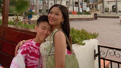 Seperti Rich Brian, Ini 10 Selebriti yang Jatuh Cinta dengan Fans