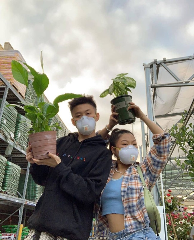 Para fans semakin yakni bahwa keduanya memang sedang menjalin hubungan romantis. Tentu banyak penggemar yang iri dengan kisah hubungan mereka yang tidak biasa ini. Foto: Instagram/Twitter