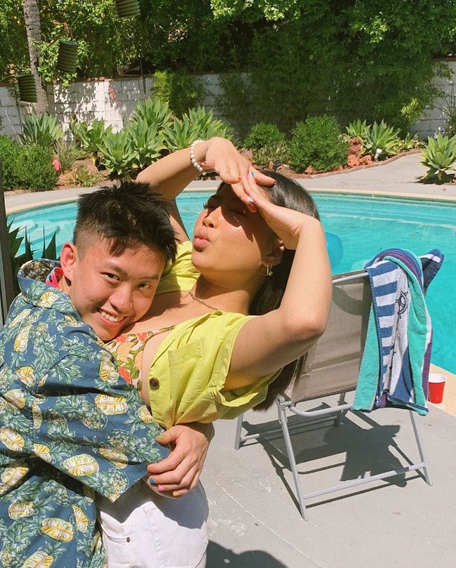 Rich Brian, rapper asal Indonesia yang kini berkarier di AS diyakini sedang berpacaran dengan wanita bernama Vanntey Heng. Pertemuan mereka unik karena Vanntey adalah wanita yang sempat ditaksir Brian setelah wanita itu kedapatan nonton konsernya di barisan paling depan. Foto: Instagram/Twitter