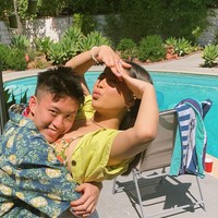 Rich Brian, rapper asal Indonesia yang kini berkarier di AS diyakini sedang berpacaran dengan wanita bernama Vanntey Heng. Pertemuan mereka unik karena Vanntey adalah wanita yang sempat ditaksir Brian setelah wanita itu kedapatan nonton konsernya di barisan paling depan. Foto: Instagram/Twitter