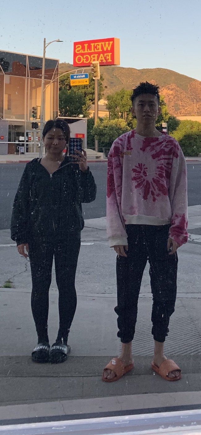 Tahun lalu, Rich Brian sempat mengunggah Insta Story dengan foto penonton konsernya. Foto tersebut menyoroti seorang wanita yang wajahnya disamarkan. Pelantun Dat Stick itu pun menuliskan jika wanita itu terlihat cantik dan mengaku menyukainya. Foto: Instagram/Twitter