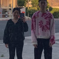 Tahun lalu, Rich Brian sempat mengunggah Insta Story dengan foto penonton konsernya. Foto tersebut menyoroti seorang wanita yang wajahnya disamarkan. Pelantun Dat Stick itu pun menuliskan jika wanita itu terlihat cantik dan mengaku menyukainya. Foto: Instagram/Twitter