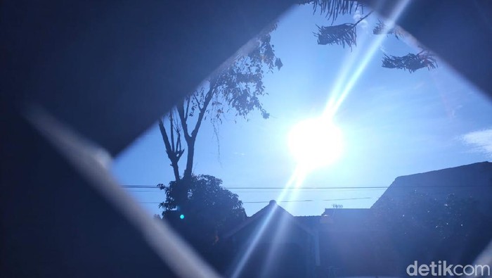 warga lihat gerhana matahari cincin