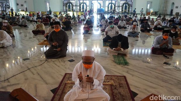 Warga salat gerhana