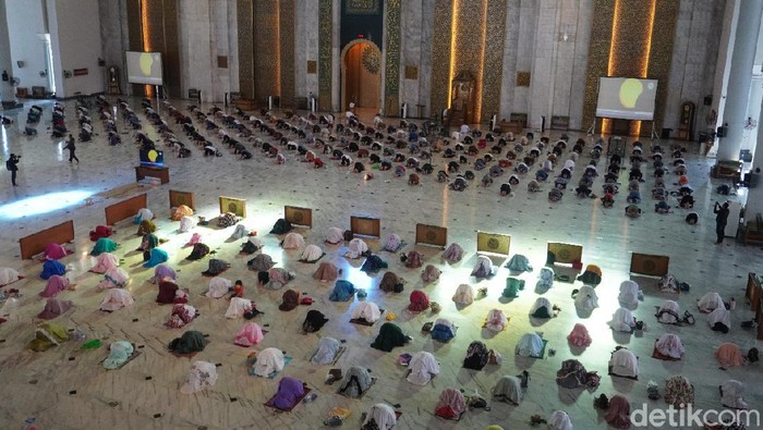 Warga salat gerhana