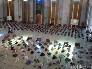 1.000 Warga Gelar Salat Gerhana Matahari dengan Protokol Kesehatan