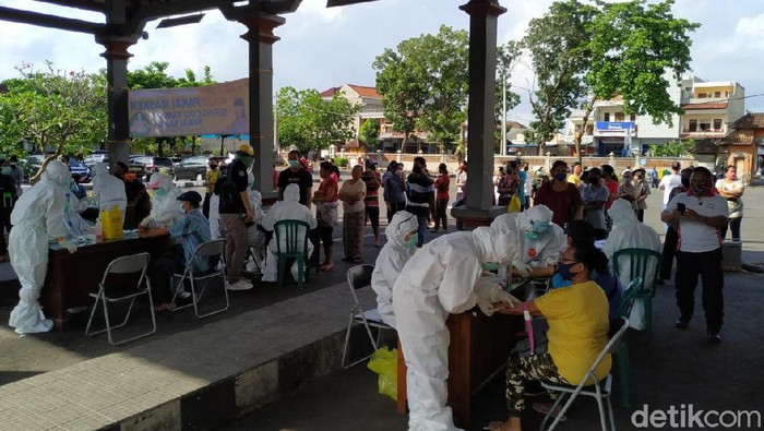 500 pedagang Pasar Galira, Klungkung, Bali menjalani rapid test.
