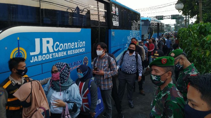 Antrean bus gratis menuju Jakarta di Stasiun Bogor (Foto: Sachril/detikcom)