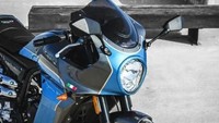 Sayangnya, Pagani 150 mengaplikasi model kaca spion seperti di motor sport fairing, sehingga tampak kurang pas. Lebih cocok jika menggunakan model kaca spion di ujung setang (bar-end mirror). Foto: Aprilia