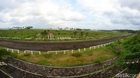 Wisatawan yang hendak menuju pantai Madasari Cimerak tak jarang mampir dulu untuk melihat-lihat atau berfoto di arena balap kuda tersebut. (Foto: Faizal Amiruddin/detikcom)