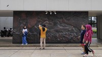 Warga pun mulai kembali berdatangan untuk berolahraga maupun sekadar jalan-jalan sore di kawasan tersebut.