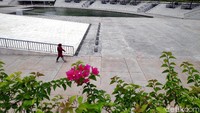 Lapangan Banteng menjadi salah satu ruang terbuka yang tersohor di kawasan ibu kota. Tak hanya menjadi tempat berolahraga, Lapangan Banteng juga kerap jadi destinasi wisata alternatif warga Jakarta.