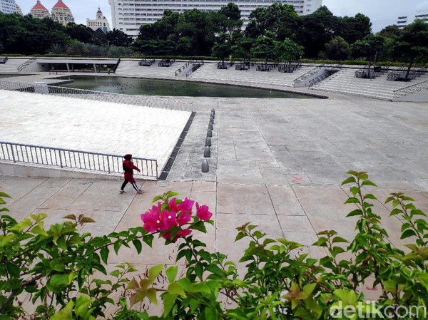 Lapangan Banteng menjadi salah satu ruang terbuka yang tersohor di kawasan ibu kota. Tak hanya menjadi tempat berolahraga, Lapangan Banteng juga kerap jadi destinasi wisata alternatif warga Jakarta. Lapangan Banteng menjadi salah satu ruang terbuka yang tersohor di kawasan ibu kota. Tak hanya menjadi tempat berolahraga, Lapangan Banteng juga kerap jadi destinasi wisata alternatif warga Jakarta.