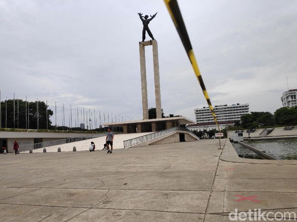 Lapangan Banteng yang sebelumnya ditutup imbas penerapan PSBB kini perlahan kembali ramai dikunjungi warga. Lapangan Banteng yang sebelumnya ditutup imbas penerapan PSBB kini perlahan kembali ramai dikunjungi warga.