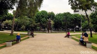 Selain berolahraga, tak sedikit warga yang datang ke sana untuk sekadar nongkrong bersama teman di saat sore.