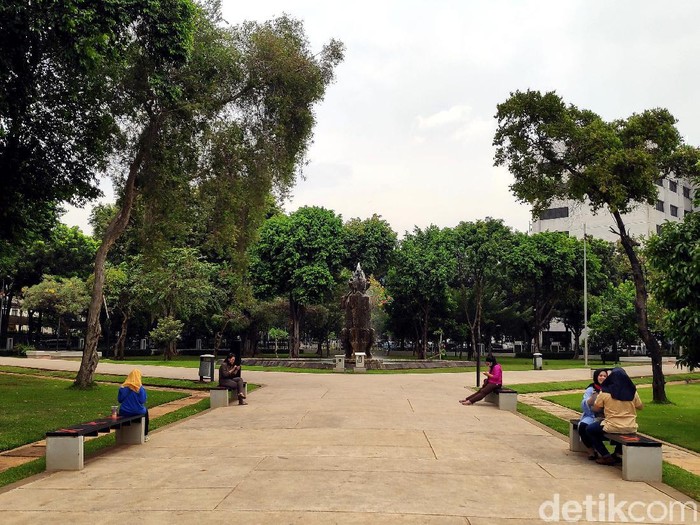 Lapangan Banteng kembali didatangi warga untuk berolahraga atau jalan-jalan di sore hari. Sempat ditutup imbas PSBB, kini Lapangan Banteng dibuka lagi.