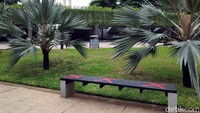 Meski kembali dibuka, guna mengantisipasi penyebaran virus Corona, sejumlah protokol kesehatan pun diterapkan di Lapangan Banteng. Salah satu protokol kesehatan yang diterapkan di sana adalah aturan physical distancing atau jaga jarak.