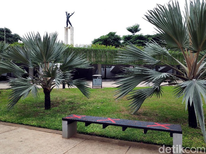 Lapangan Banteng kembali didatangi warga untuk berolahraga atau jalan-jalan di sore hari. Sempat ditutup imbas PSBB, kini Lapangan Banteng dibuka lagi.