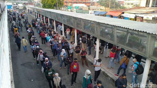 Atrean penumpang KRL yang mengular di Stasiun Bogor, Senin (22/6) pagi.
