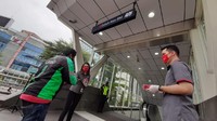 Tak hanya para penumpang MRT saja, setiap warga yang melintas dan ingin mendapatkan masker juga dipersilahkan. Seperti driver ojek online ini salah satunya. Foto: dok. Pemprov DKI