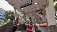 Petugas Bank DKI membagikan 2200 masker kain bagi kepada penumpang Moda Raya Terpadu (MRT) Jakarta di stasiun Dukuh Atas, Jakarta Pusat dalam rangka perayaan Hari Ulang Tahun DKI Jakarta Ke-493 (22/6/2020). Foto: dok. Pemprov DKI