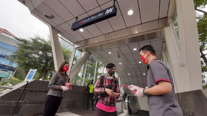 Bagi-bagi Masker Gratis di HUT DKI Sebagai bentuk kepedulian terhadap sesama, Bank DKI membagikan masker kepada para penumpang Moda Raya Terpadu (MRT) dalam rangka HUT DKI ke-493.
