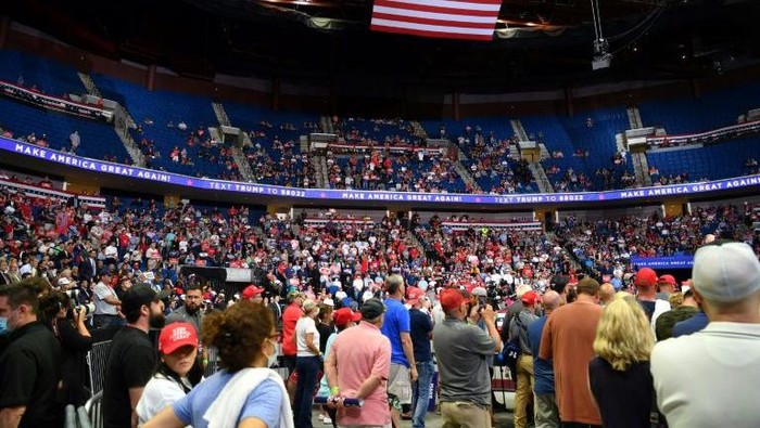 Bagian atas arena terlihat sebagian kosong ketika Presiden AS Donald Trump berbicara selama kampanye di BOK Center pada 20 Juni 2020 di Tulsa, Oklahoma (AFP Photo)