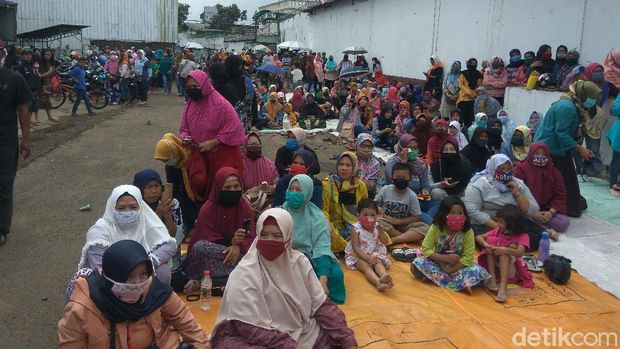 Workers at the Cimahi demonstration