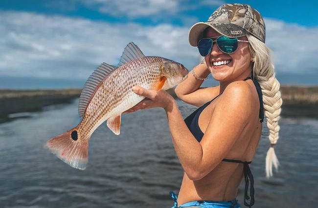 Inilah gaya mancing Cami yang hanya menggunakan bikini. Wanita 24 tahun itu pun menyebut dirinya sebagai bikini enthusiast.  Foto: Instagram @cami_cakes